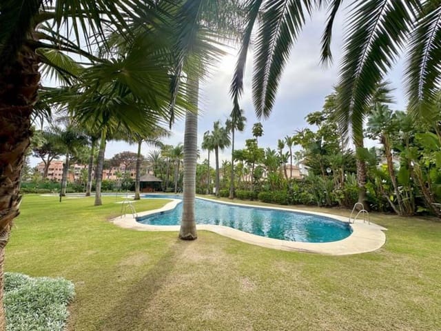Apartamento de 2 habitaciones en Puerto Banus, Marbella en venta con piscina garaje - 665.000 € (Ref: 9915152)