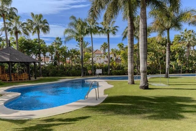 2 makuuhuone Huoneisto myytävänä paikassa Puerto Banus, Marbella mukana uima-altaan 
autotalli - 740 340 € (Ref: 9915153)