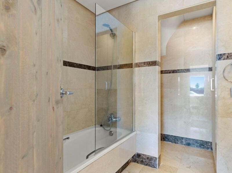 3 soveværelse Penthouse til leje i Marbella med swimmingpool garage - € 4.000 (Ref: 9915155)