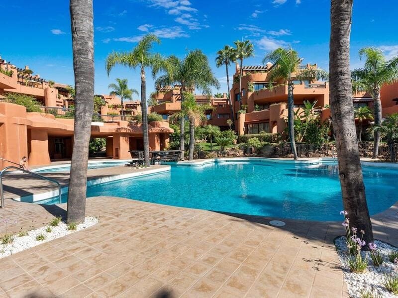 3 soveværelse Penthouse til leje i Marbella med swimmingpool garage - € 4.000 (Ref: 9915155)