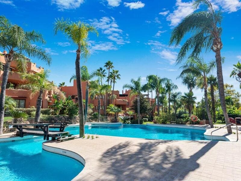 3 soveværelse Penthouse til leje i Marbella med swimmingpool garage - € 4.000 (Ref: 9915155)