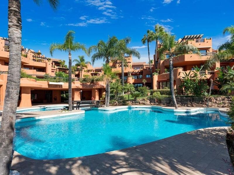 3 soveværelse Penthouse til leje i Marbella med swimmingpool garage - € 4.000 (Ref: 9915155)