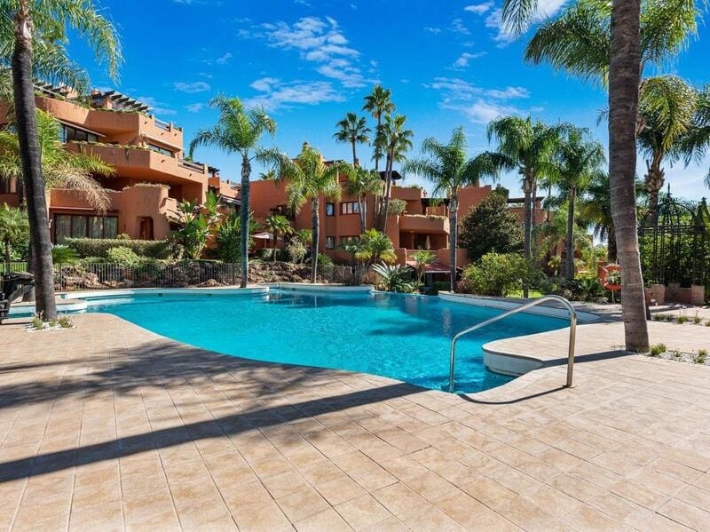 3 soveværelse Penthouse til leje i Marbella med swimmingpool garage - € 4.000 (Ref: 9915155)