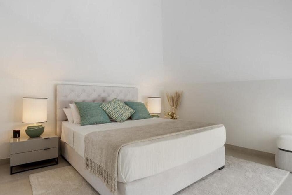 5 sypialnia Penthouse na sprzedaż w Marbella z basenem garażem - 1 795 000 € (Ref: 9915158)