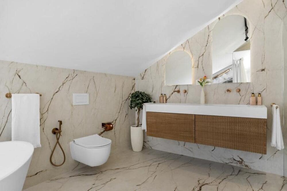 5 sypialnia Penthouse na sprzedaż w Marbella z basenem garażem - 1 795 000 € (Ref: 9915158)