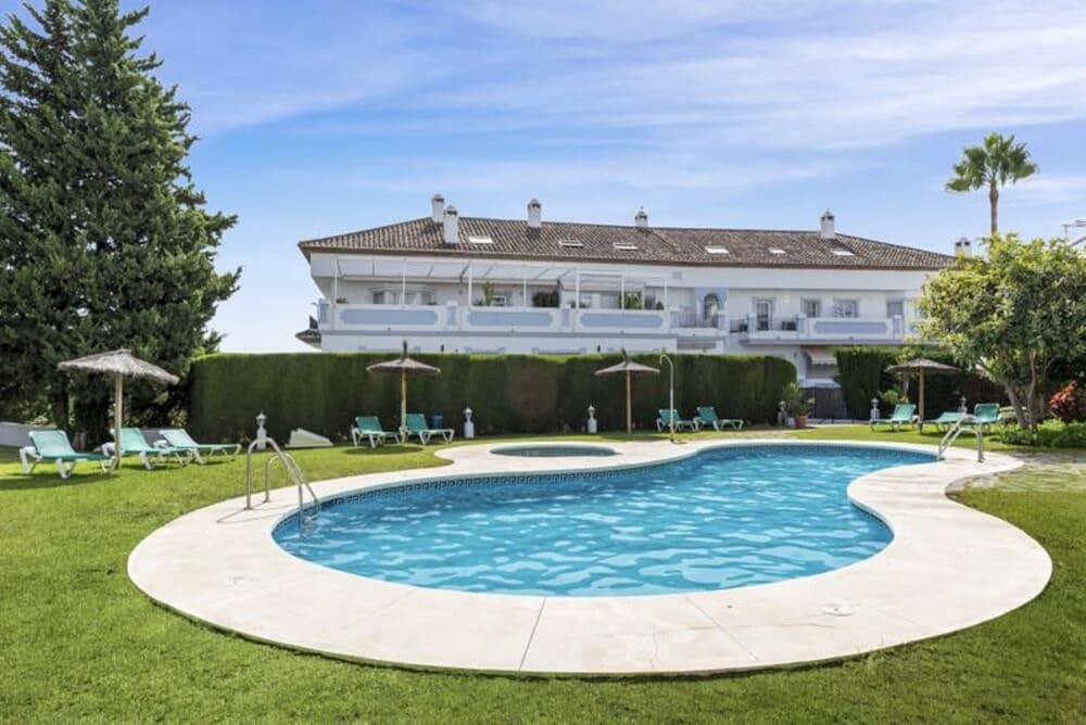 5 sypialnia Penthouse na sprzedaż w Marbella z basenem garażem - 1 795 000 € (Ref: 9915158)
