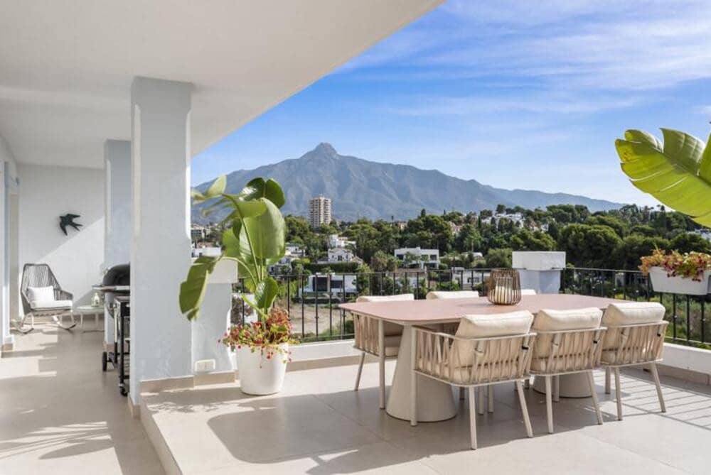 5 sypialnia Penthouse na sprzedaż w Marbella z basenem garażem - 1 795 000 € (Ref: 9915158)