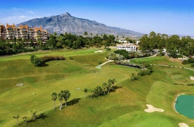 Appartement de 3 chambres à louer à Los Naranjos, Marbella avec piscine garage - 6 500 € (Ref: 9919243)