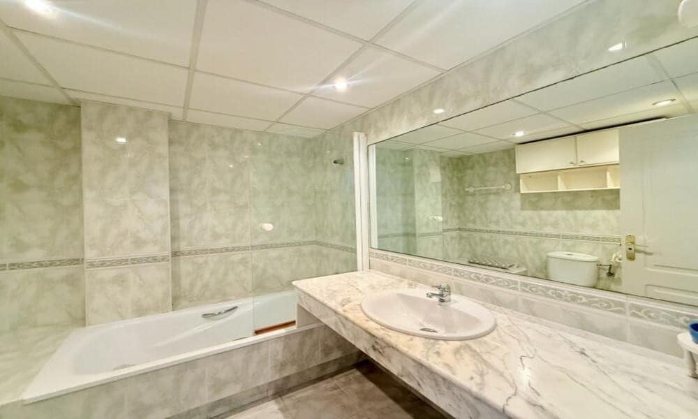 3 soveværelse Lejlighed til leje i Marbella med swimmingpool garage - € 2.500 (Ref: 9923152)