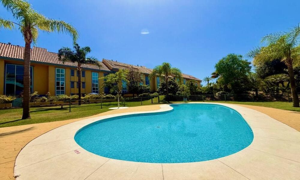 3 soveværelse Lejlighed til leje i Marbella med swimmingpool garage - € 2.500 (Ref: 9923152)