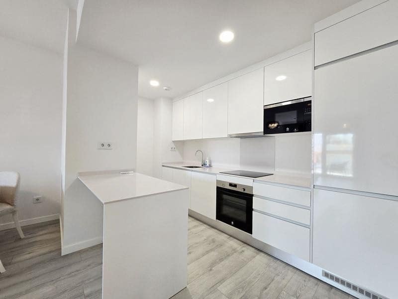 2 bedroom Penthouse for rent in Estepona with pool garage - € 2,900 (Ref: 9928648)