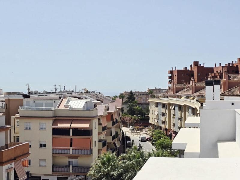 2 bedroom Penthouse for rent in Estepona with pool garage - € 2,900 (Ref: 9928648)