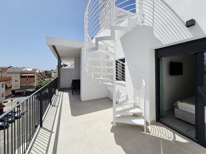 2 bedroom Penthouse for rent in Estepona with pool garage - € 2,900 (Ref: 9928648)