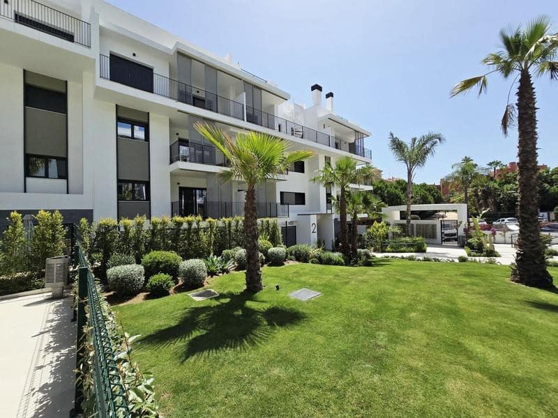 2 bedroom Penthouse for rent in Estepona with pool garage - € 2,900 (Ref: 9928648)