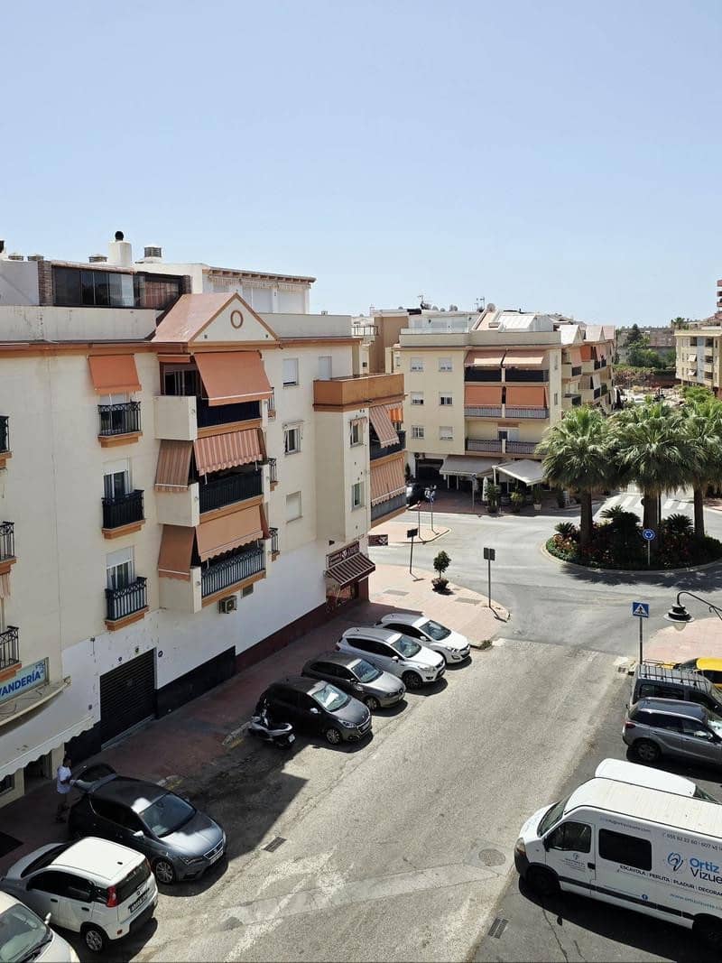 2 bedroom Penthouse for rent in Estepona with pool garage - € 2,900 (Ref: 9928648)