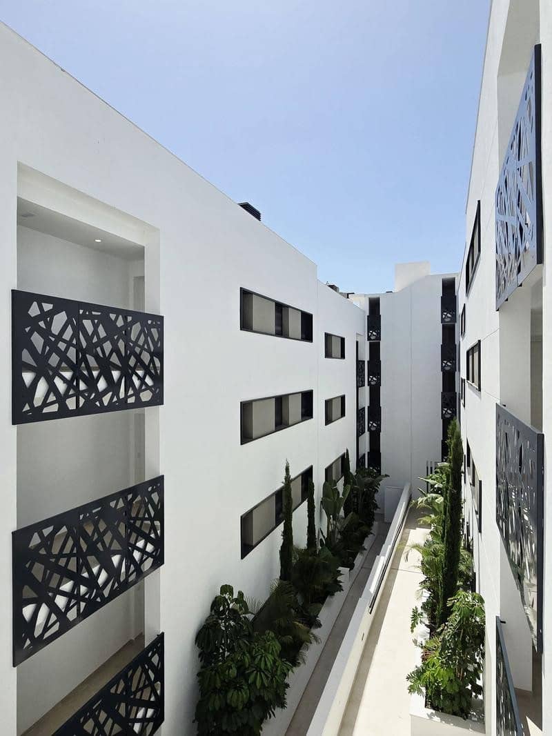 2 bedroom Penthouse for rent in Estepona with pool garage - € 2,900 (Ref: 9928648)