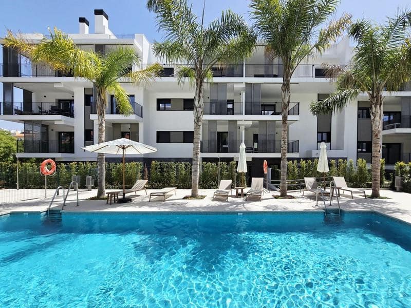 2 bedroom Penthouse for rent in Estepona with pool garage - € 2,900 (Ref: 9928648)
