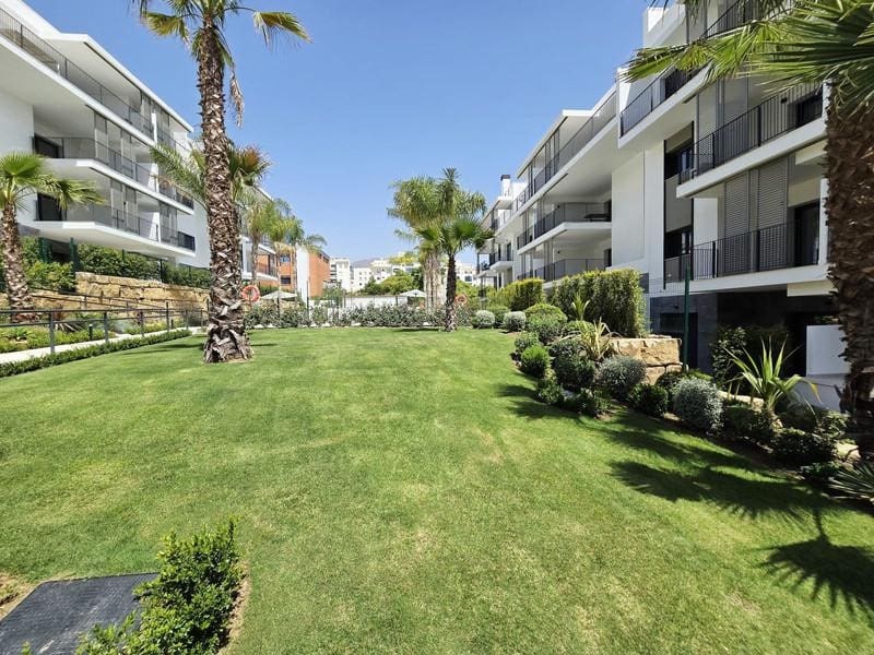 2 bedroom Penthouse for rent in Estepona with pool garage - € 2,900 (Ref: 9928648)