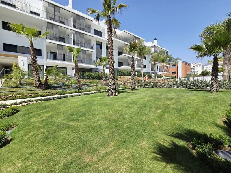 2 bedroom Penthouse for rent in Estepona with pool garage - € 2,900 (Ref: 9928648)