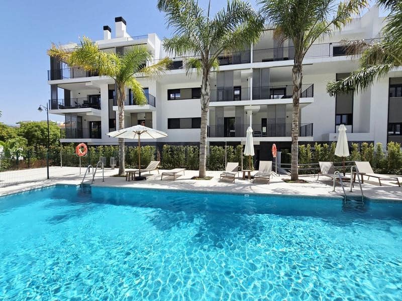 2 bedroom Penthouse for rent in Estepona with pool garage - € 2,900 (Ref: 9928648)