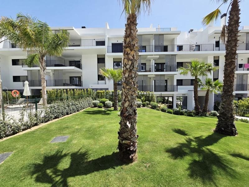 2 bedroom Penthouse for rent in Estepona with pool garage - € 2,900 (Ref: 9928648)