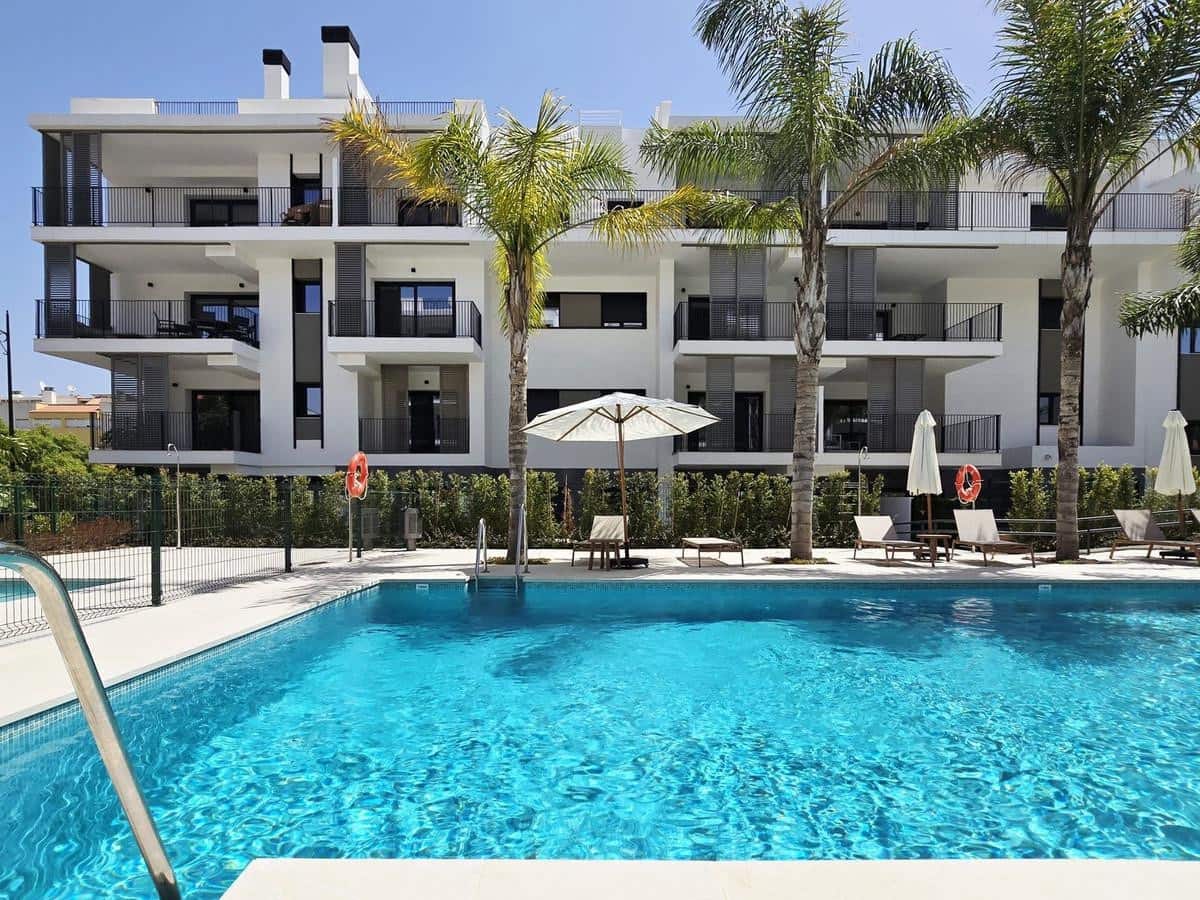 2 bedroom Penthouse for rent in Estepona with pool garage - € 2,900 (Ref: 9928648)