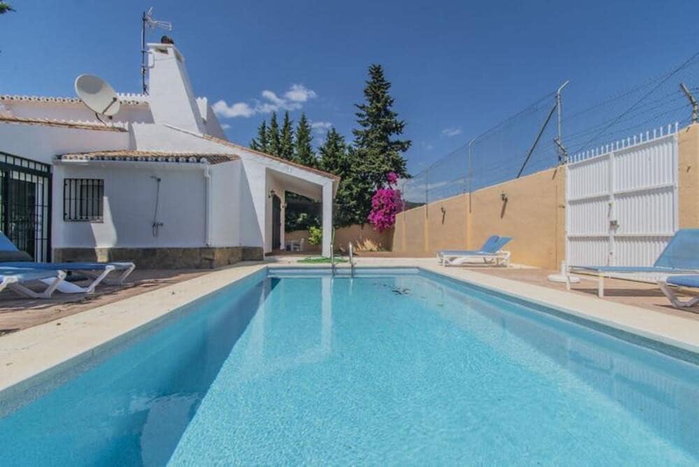 4 makuuhuone Huvila myytävänä paikassa Marbella mukana uima-altaan 
autotalli - 865 000 € (Ref: 9932721)