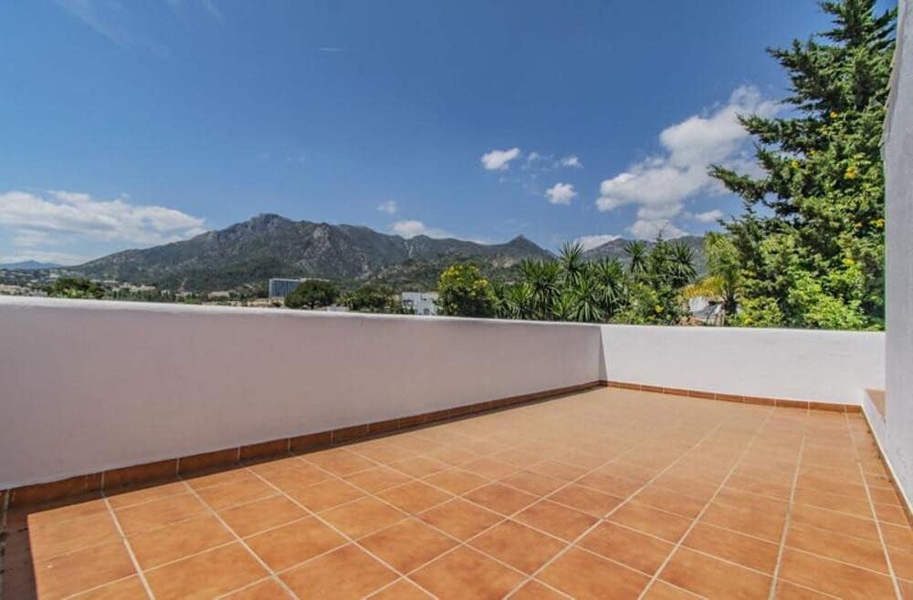 4 makuuhuone Huvila myytävänä paikassa Marbella mukana uima-altaan 
autotalli - 865 000 € (Ref: 9932721)