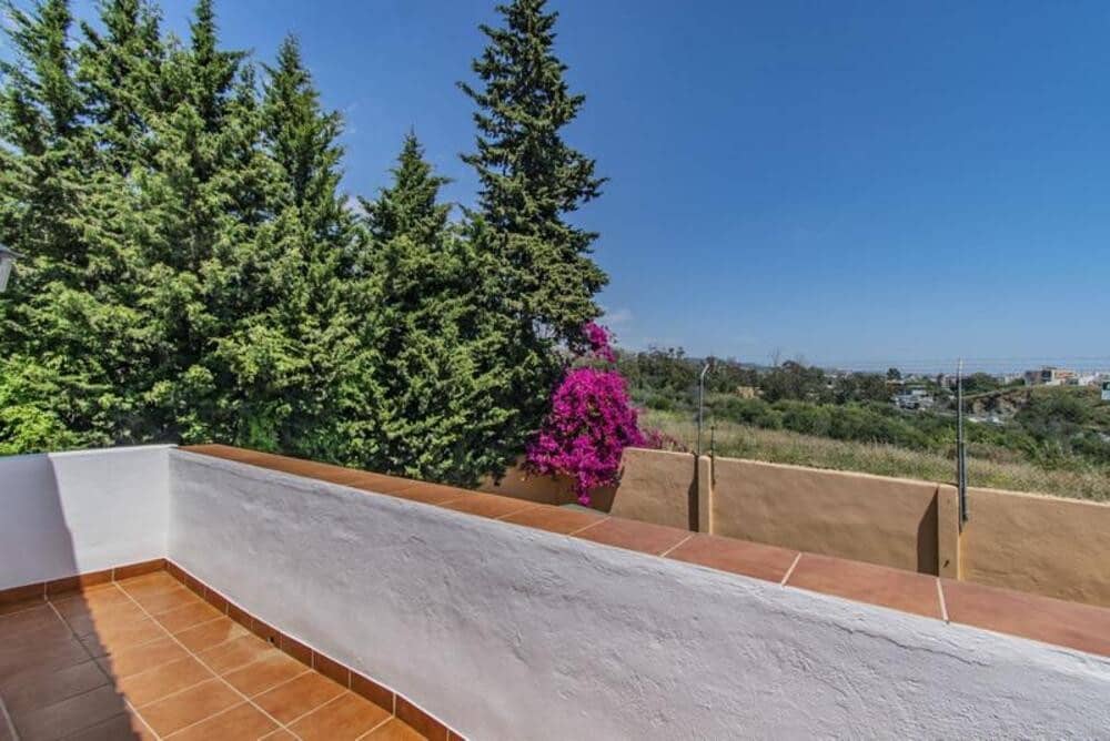 4 makuuhuone Huvila myytävänä paikassa Marbella mukana uima-altaan 
autotalli - 865 000 € (Ref: 9932721)