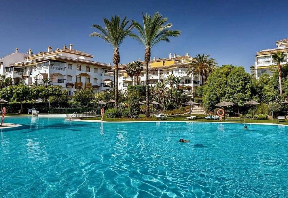 2 bedroom Apartment for rent in Marbella with pool garage - € 2,100 (Ref: 9935438)