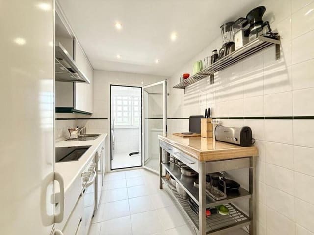 3 quarto Apartamento para arrendar em Nueva Andalucía Centro, Marbella com piscina garagem - 2 500 € (Ref: 9939286)