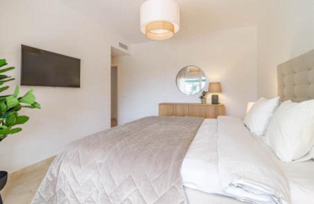 3 bedroom Apartment for rent in Nueva Andalucia with pool garage - € 3,800 (Ref: 9941656)