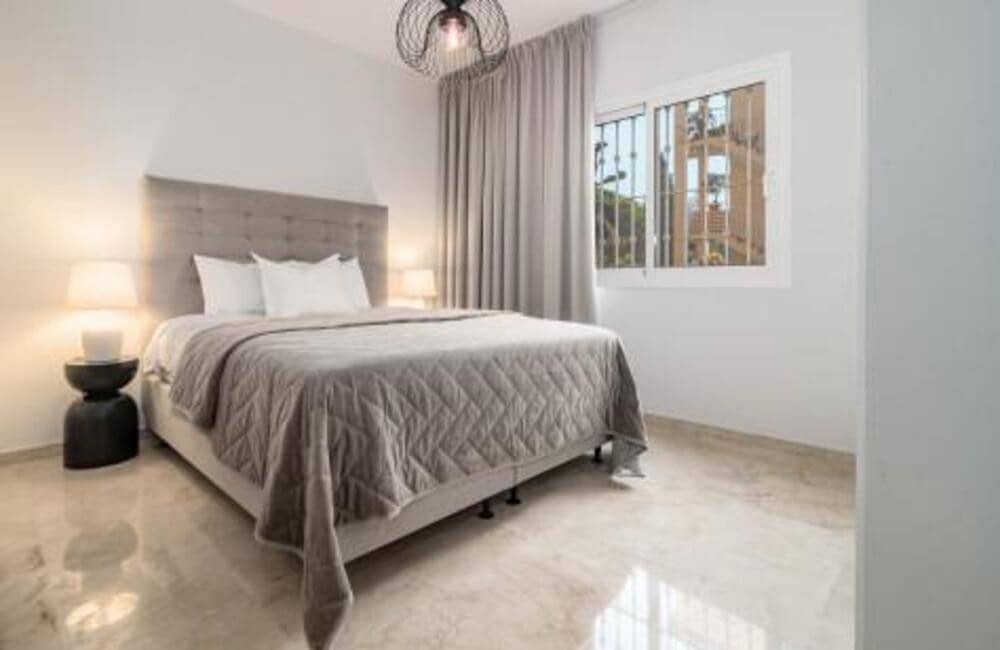 3 bedroom Apartment for rent in Nueva Andalucia with pool garage - € 3,800 (Ref: 9941656)