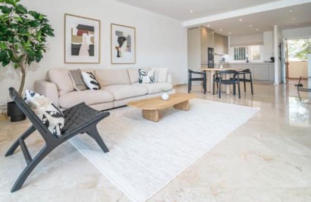 3 quarto Apartamento para arrendar em Nueva Andalucía Centro, Marbella com piscina garagem - 3 800 € (Ref: 9941656)