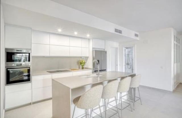 4 quarto Apartamento para arrendar em Nueva Alcántara, Marbella com piscina garagem - 3 500 € (Ref: 9941657)