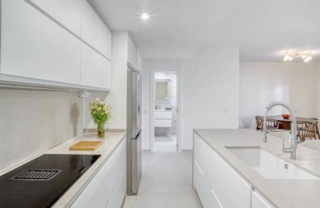 4 quarto Apartamento para arrendar em Nueva Alcántara, Marbella com piscina garagem - 3 500 € (Ref: 9941657)