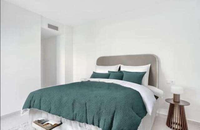 4 quarto Apartamento para arrendar em Nueva Alcántara, Marbella com piscina garagem - 3 500 € (Ref: 9941657)