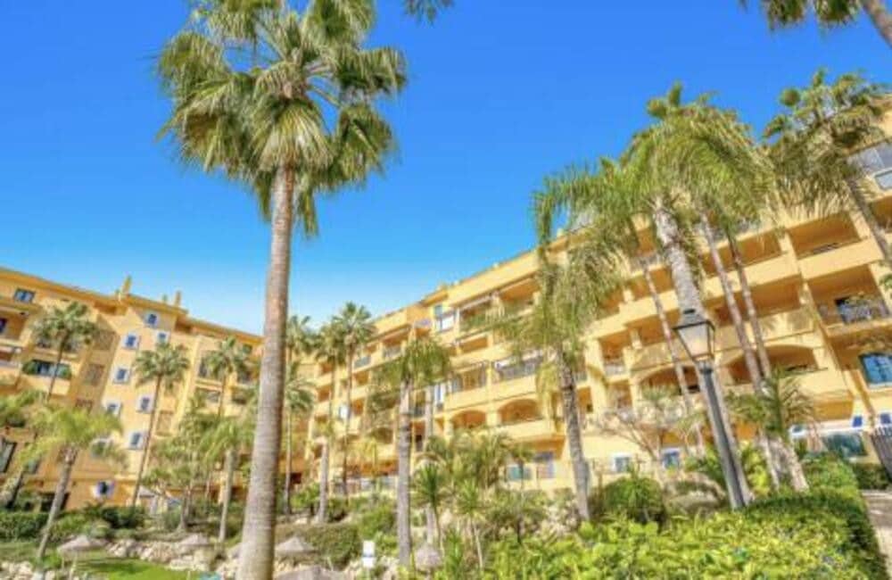 4 bedroom Apartment for rent in San Pedro de Alcantara with pool garage - € 3,500 (Ref: 9941657)