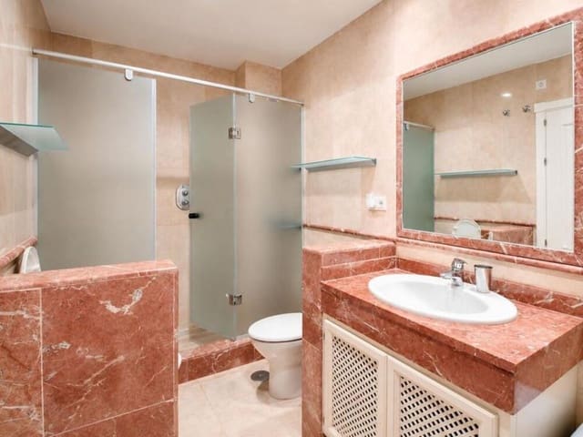 2 quarto Apartamento para arrendar em Atalaya-Isdabe, Estepona com piscina garagem - 2 400 € (Ref: 9941658)