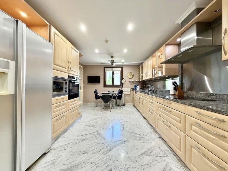 2 sypialnia Apartament do wynajęcia w Marbella z basenem garażem - 4 000 € (Ref: 9945025)