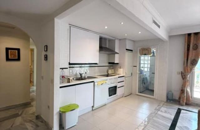 2 soveværelse Lejlighed til salg i La Dama de Noche - La Alzambra, Marbella med swimmingpool garage - € 380.000 (Ref: 9945028)