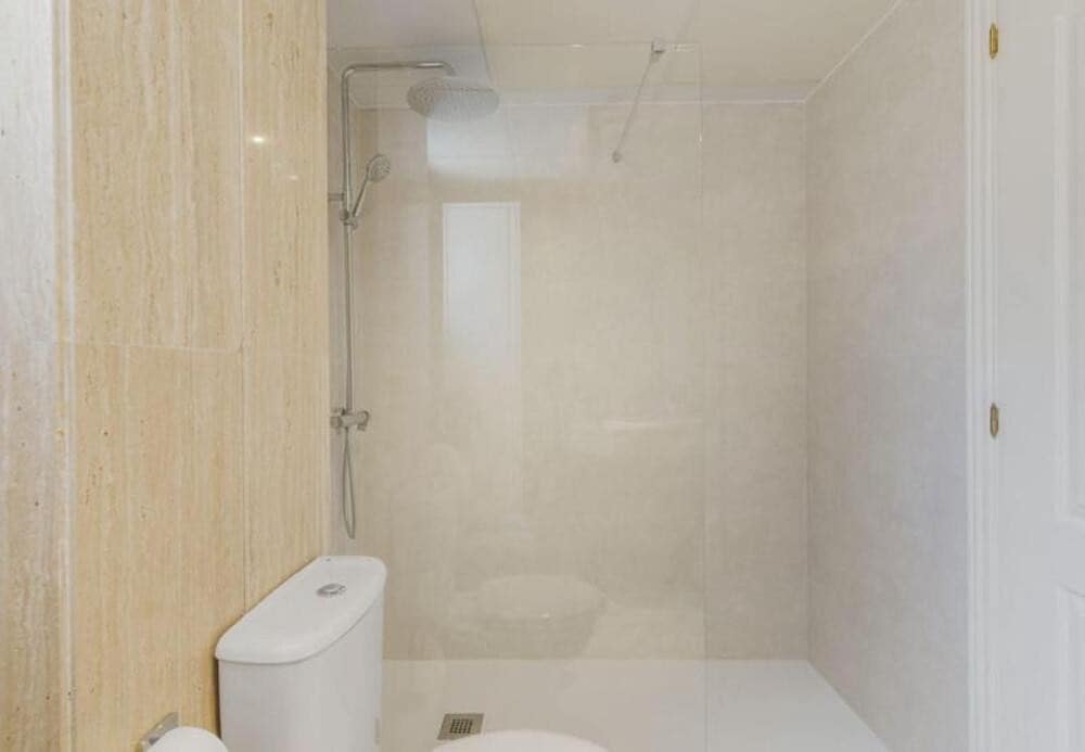 2 slaapkamer Appartement te huur in Marbella met zwembad garage - € 2.000 (Ref: 9950910)