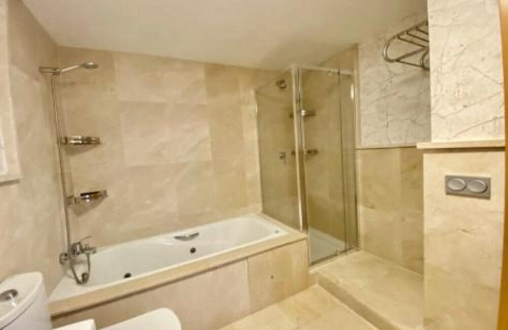 2 Zimmer Apartment zu vermieten in Los Flamingos mit Pool Garage - 2.000 € (Ref: 9950911)