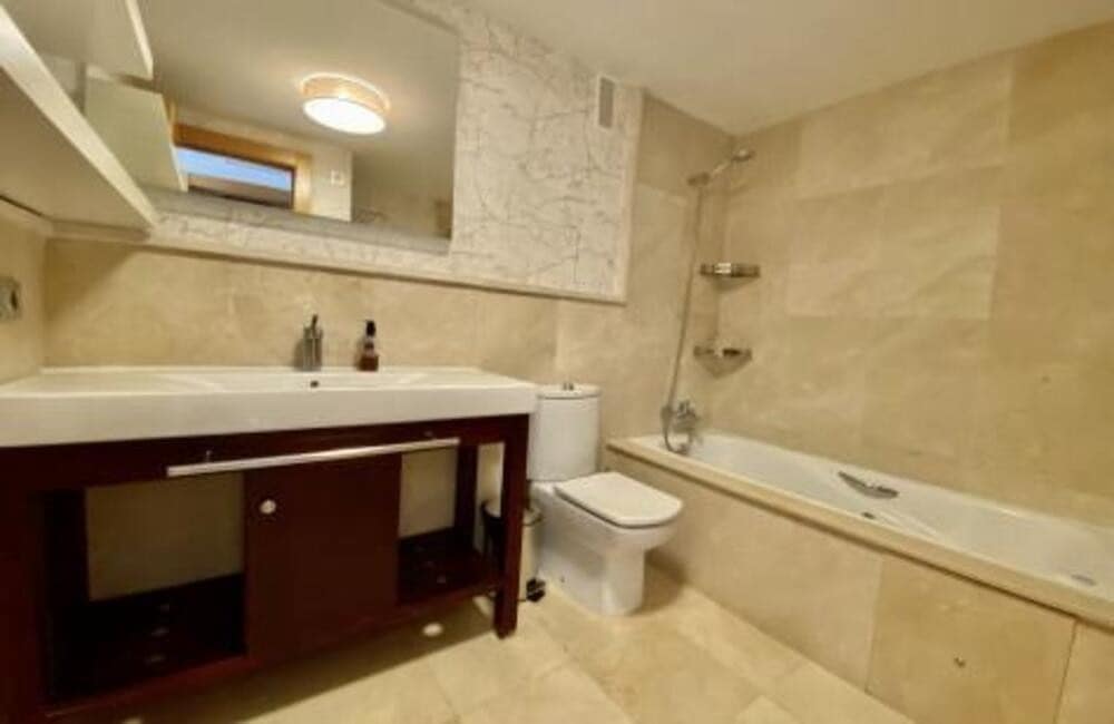 2 Zimmer Apartment zu vermieten in Los Flamingos mit Pool Garage - 2.000 € (Ref: 9950911)