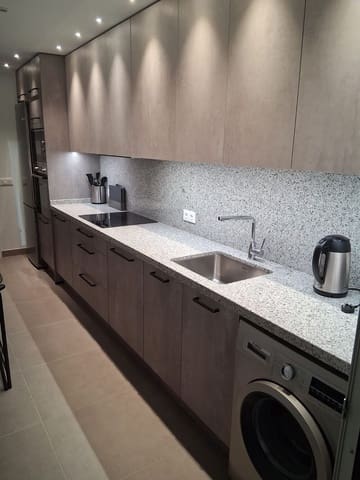 3 soverom Leilighet til leie i Zona Calvario, Estepona med garasje - € 2 200 (Ref: 9959027)