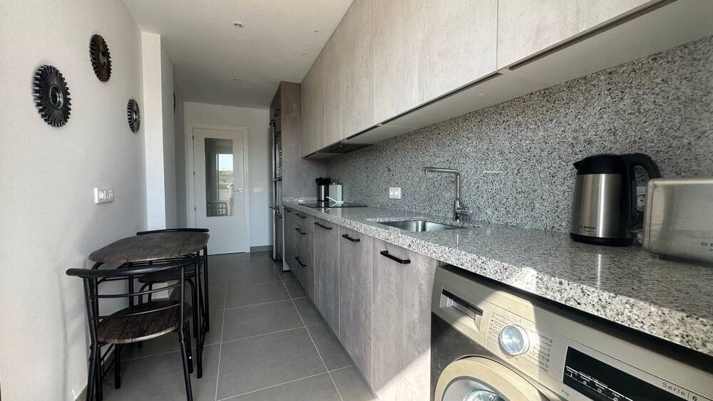 3 soverom Leilighet til leie i Estepona med garasje - € 2 200 (Ref: 9959027)