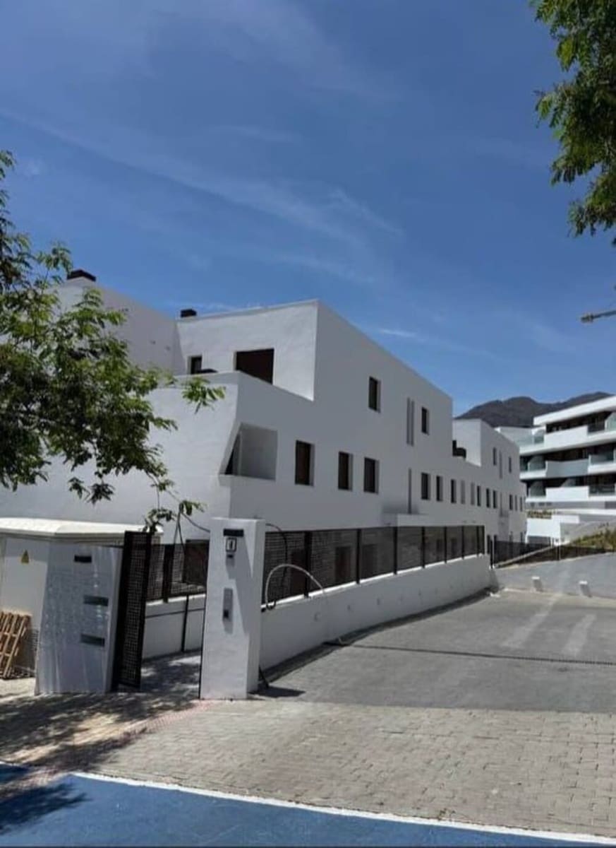 3 soverom Leilighet til leie i Estepona med garasje - € 2 200 (Ref: 9959027)