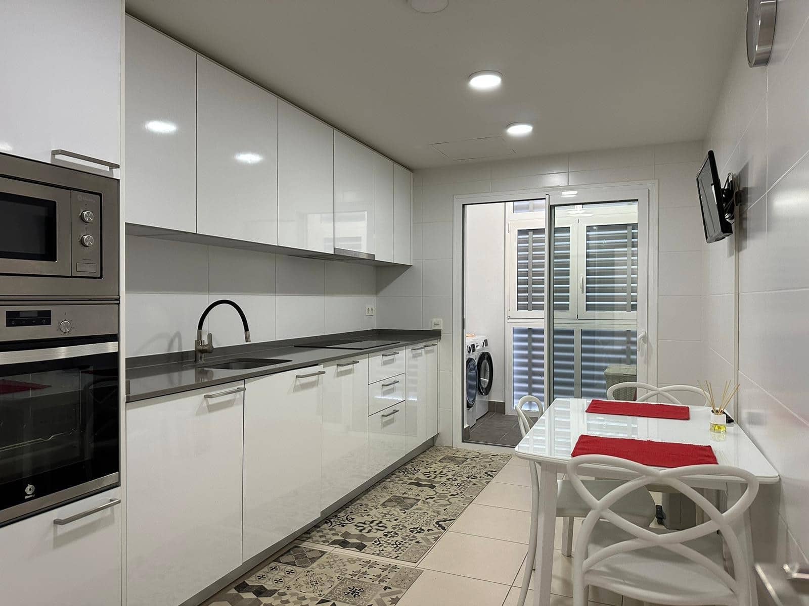 3 bedroom Apartment for rent in Marbella with pool - € 2,200 (Ref: 9959028)
