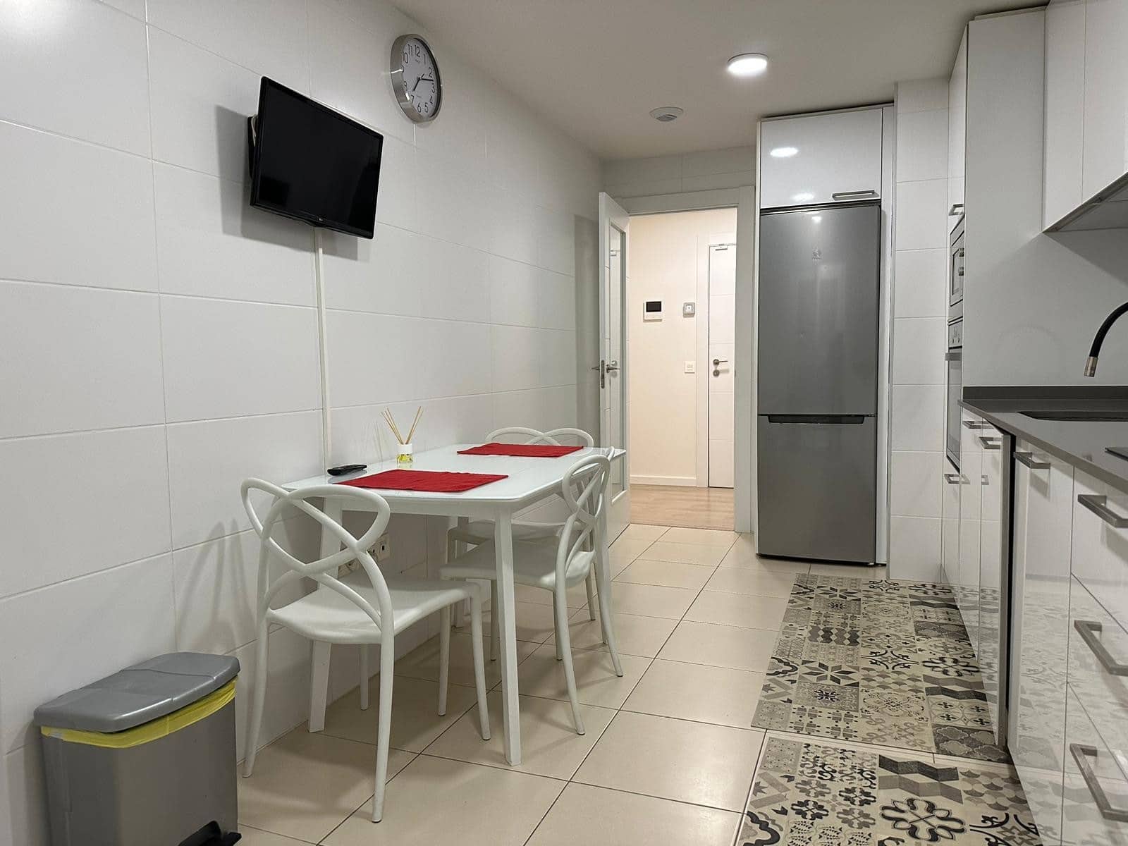 3 bedroom Apartment for rent in Marbella with pool - € 2,200 (Ref: 9959028)