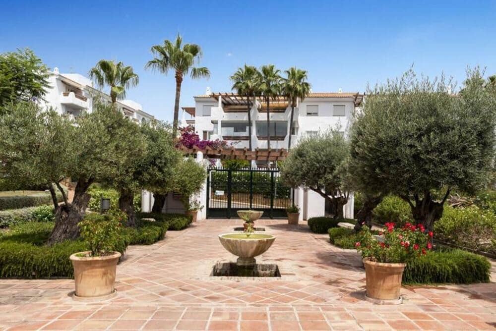 3 bedroom Apartment for rent in Estepona with pool garage - € 2,400 (Ref: 9961912)